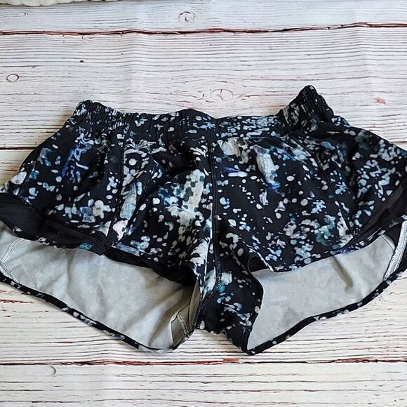 LULULEMON Black and Blue Printed Shorts Size 10 - Picture 2 of 6